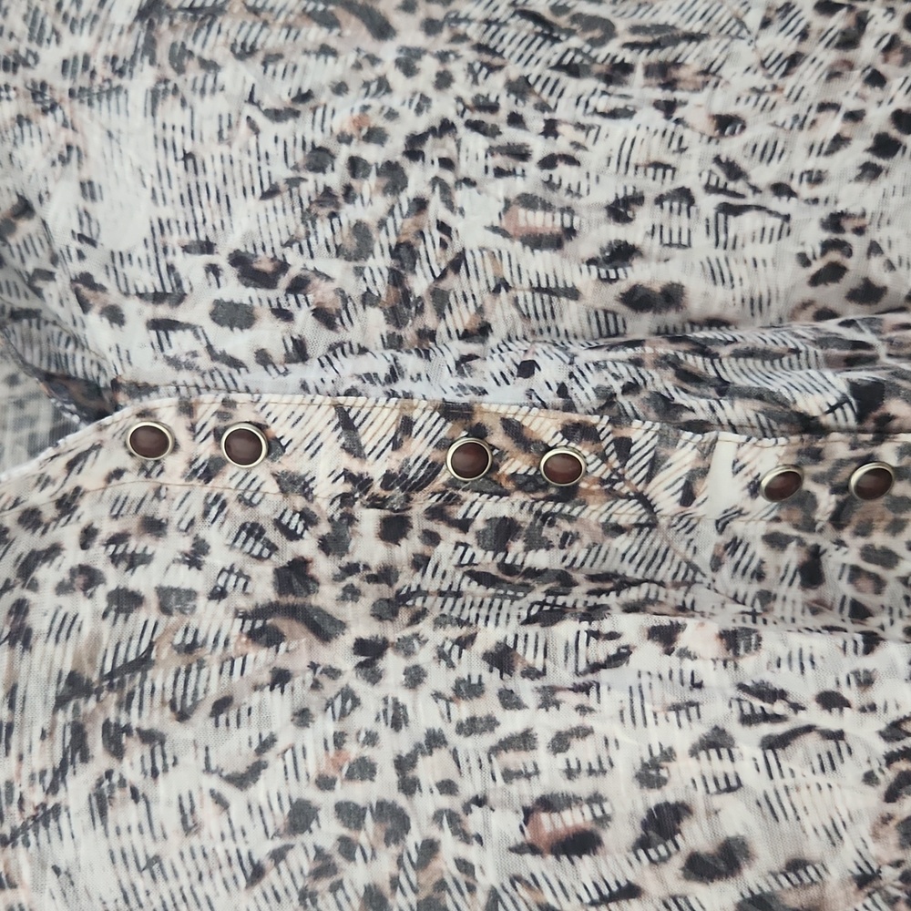 Carine Women's Leopard Print Button Down Top - Picture 4 of 7